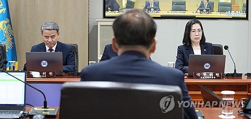 이종섭 국방부 장관(왼쪽)이 12일 서울 용산 대통령실 청사에서 열린 국무회의에 참석하고 있다. 2023.9.12 (출처: 연합뉴스)