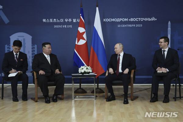 푸틴 대통령과 회담하는 김정은 위원장[보스토치니=AP/뉴시스] 김정은(왼쪽 두 번째) 북한 국무위원장이 13일(현지시각) 러시아 아무르주 보스토치니 우주기지에서 블라디미르 푸틴 러시아 대통령과 회담하고 있다. 2023.09.13.