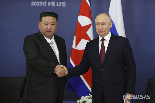 [보스토치니=AP/뉴시스] 김정은(왼쪽) 북한 국무위원장이 13일(현지시간) 러시아 아무르주 보스토치니 우주기지에서 블라디미르 푸틴 러시아 대통령과 회담하면서 악수하고 있다.