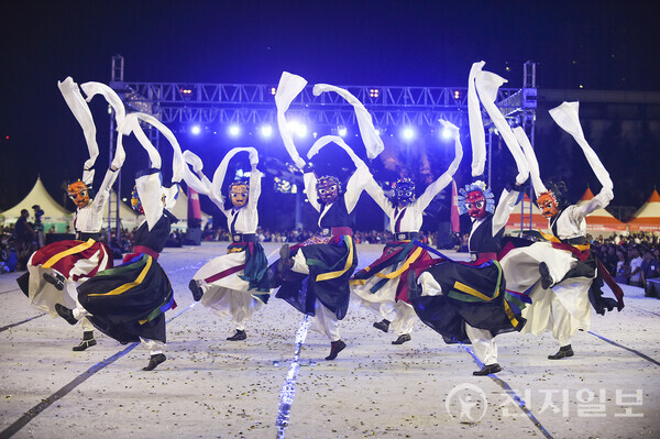 지난 2016년 원주 댄싱카니발축제에서 탈춤공연을 펼치고 있는 모습.  ⓒ천지일보 DB