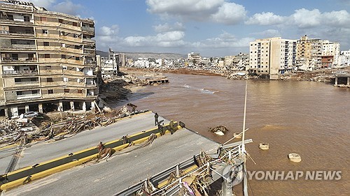 북아프리카 리비아에서 초강력 폭풍우에 이어 댐 붕괴로 대홍수가 발생하자 사망자가 5000명을 넘었고 최소 1만명이 실종된 것으로 나타났다. 이에 리비아에서는 이번 피해를 키운 댐 붕괴가 예견된 ‘인재’라는 비판이 나오고 있다. 전문가들은 이전부터 데르나 지역 댐이 무너질 수 있어 이에 대한 보수 작업을 진행해야 한다고 경고했다. 사진은 홍수가 발생한 리비아 (출처: AP, 연합뉴스)