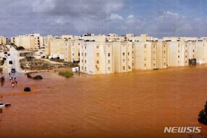리비아에 강력한 폭풍우가 상륙해 11일(현지시각) 마르지 시내가 물에 잠겨 있다. (AP/뉴시스) 2023.09.12.