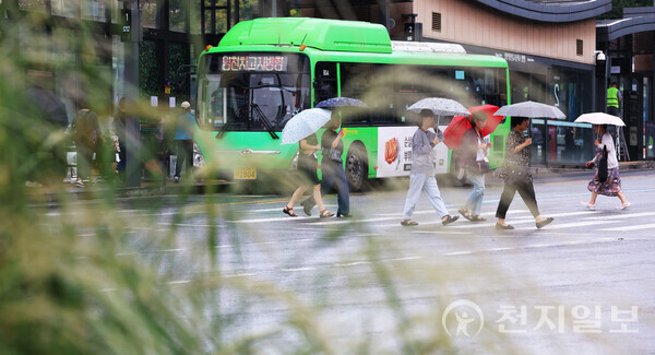 [천지일보=남승우 기자] 가을비가 내린 13일 서울 시내에서 시민들이 우산을 쓰고 이동하고 있다. ⓒ천지일보 2023.09.13.