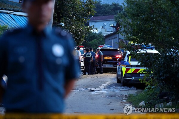 15일 오후 전남 영암군 영암읍 한 주택에서 일가족 5명이 숨진 채 발견돼 경찰이 일대를 통제하고 있다. (출처: 연합뉴스)