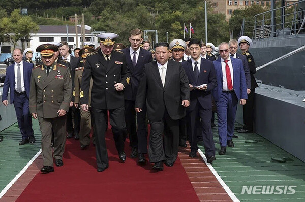 [블라디보스토크=AP/뉴시스] 러시아 국방부 공보국이 제공한 사진에 김정은 북한 국무위원장이 16일(현지시각) 세르게이 쇼이구 러시아 국방장관(왼쪽), 러시아 해군 총사령관 니콜라이 예브메노프 제독과 함께 블라디보스토크 항구에 있는 샤포시니코프 대잠호위함에 승선하고 있다.