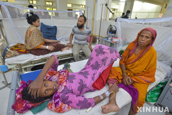 [다카=신화/뉴시스] 28일(현지시간) 방글라데시 다카의 한 병원에서 뎅기열 환자가 치료받고 있다. 방글라데시 보건 당국은 이달 들어 지금까지 뎅기열 환자가 9000명 이상 발생해 그중 34명이 숨졌다고 밝혔다. 2022.09.29.