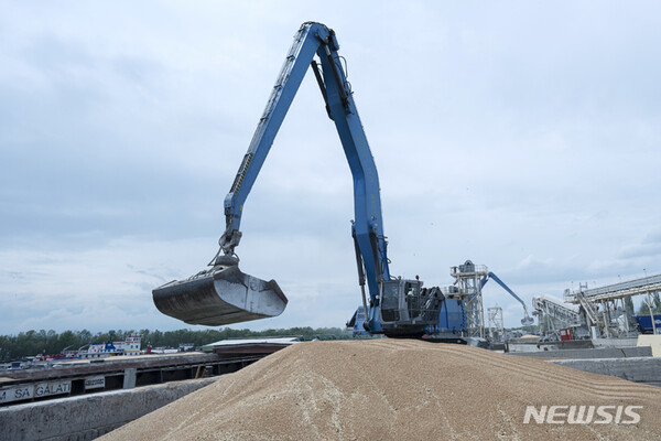(출처: AP, 뉴시스) 지난 4월 우크라이나 오데사주 이즈마일의 곡물 항구에서 작업자들이 중장비로 화물선에 곡물을 선적하고 있는 모습.