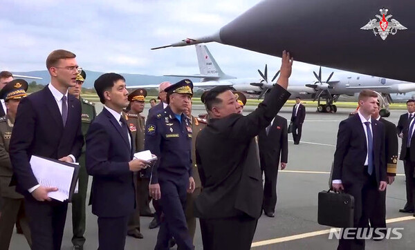 [블라디보스토크=AP/뉴시스] 러시아 국방부 공보국이 제공한 사진에 김정은 북한 국무위원장이 16일(현지시각) 블라디보스토크 국제공항에서 세르게이 쇼이구 러시아 국방장관 등과 함께 러시아 전투기들을 살펴보고 있다.