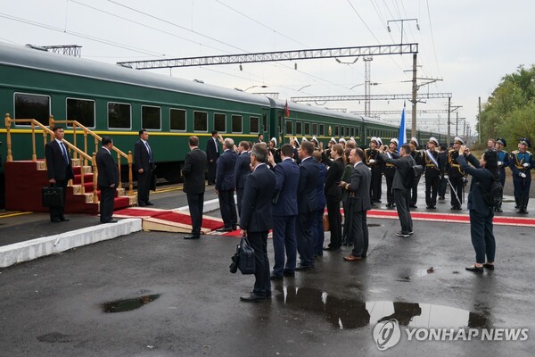 17일(현지시간) 김정은 북한 국무위원장이 러시아 연해주 아르툠1 역에서 북한으로 돌아가는 전용 열차에 탑승하기 전 러시아 관계자들의 환송을 받고 있다. (연해주 타스=연합뉴스)