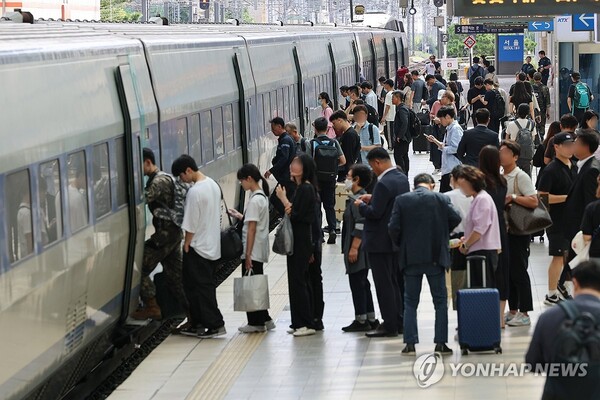 전국철도노동조합(철도노조) 파업이 끝난 18일 오후 서울역에서 승객들이 열차에 탑승하고 있다. 철도노조는 지난 14일 오전 9시부터 벌인 파업을 이날 오전 9시 종료했다. 코레일은 고속철도(KTX)는 오후 5시, 일반·화물열차는 오후 6시, 수도권 전철은 오후 9시 이후부터 정상 운행될 것으로 전망했다. (출처: 연합뉴스)