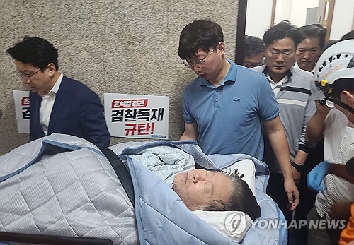 단식 중이던 더불어민주당 이재명 대표가 18일 건강이 악화돼 국회에서 병원으로 후송되고 있다. 2023.9.18 (출처: 연합뉴스)