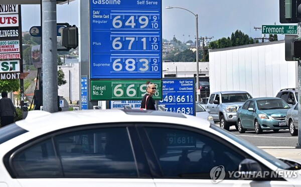 미국 주유소의 휘발유 가격 (출처: AFP, 연합뉴스)