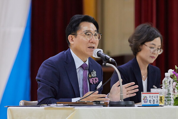 박경귀 아산시장이 19일 용화초등학교에서 온양5동 주민들과 ‘2023 하반기 열린간담회’를 주재하고 있다. (제공: 아산시) ⓒ천지일보 2023.09.20.