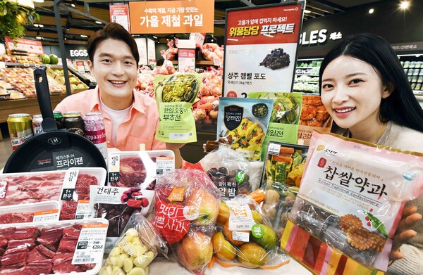 모델들이 21일 서울 등촌동 ‘홈플러스 메가푸드마켓’ 강서점에서 ‘2023 추석 위풍당당 프로젝트’ 행사상품을 선보이고 있다. (제공: 홈플러스)