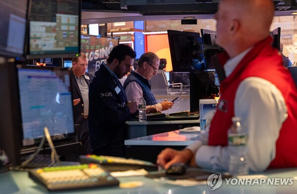 사진은 NYSE 입회장에서 일하는 트레이더들의 모습 (출처: 연합뉴스)