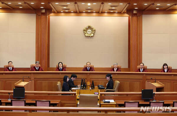 유남석 헌법재판소장을 비롯한 헌법재판관들이 8월 31일 서울 헌법재판소 대심판정에서 8월 심판사건 선고를 하고 있다. (출처: 뉴시스)