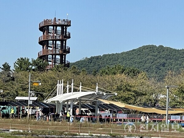 시흥갯골생태공원에 소금 체험장을 지나 바라본 흔들 전망대. ⓒ천지일보 2023.09.23.