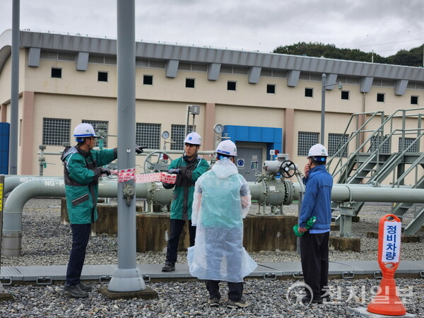 한국가스공사 직원들이 지난 21일 대전충청지역본부에서 가스 시설 파손을 가정해 대응 체계를 점검하고 있다. (제공: 한국가스공사) ⓒ천지일보 2023.09.24.