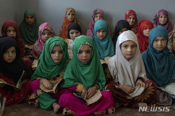 2022년 8월 3일 아프가니스탄 카불 외곽의 누르 모스크에서 소녀들이 코란을 읽고 있다. (출처: 뉴시스)