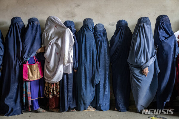 지난 5월 23일 아프가니스탄 카불에서 여성들이 인도주의 구호 단체가 배급한 식량을 받기 위해 기다리고 있다. (출처: 뉴시스)