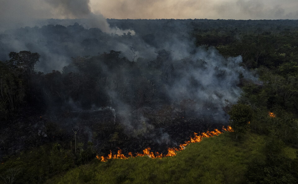 지난 7일(현지시간) 브라질 아마조나스 주 마나우스 근처의 마나퀴리에 있는 아마존 열대우림에서 화재로 인해 연기가 피어오르고 있다. (EPA/연합뉴스) 2023.09.25.