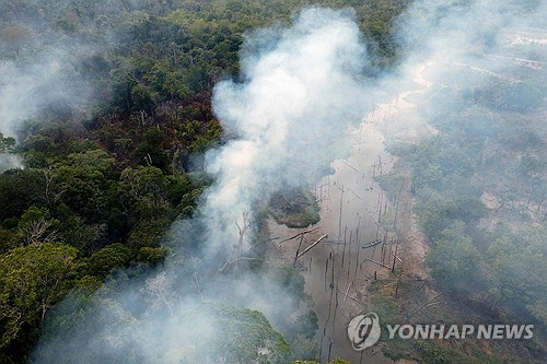 지난 22일(현지시간) 브라질 아마조나스주 아우타제스에 있는 아마존 열대우림 지역에서 화재가 발생해 연기가 피어오르고 있다. (AFP/연합뉴스) 2023.09.25.