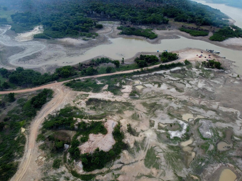 23일(현지시간) 브라질 북부 아마조나스주 이란두바에서 가뭄으로 인해 리오 네그로 강이 낮은 수위를 보이고 있다. (AFP/연합뉴스) 2023.09.25.