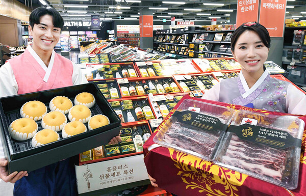 모델들이 지난 17일 서울 등촌동 ‘홈플러스 메가푸드마켓’ 강서점에서 추석 선물세트 본판매 상품을 소개하고 있다. (제공: 홈플러스)