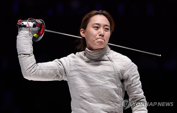 26일 중국 항저우 전자대학 체육관에서 열린 19회 항저우 아시안게임 펜싱 여자 사브르 개인 결승전에서 한국 윤지수가 금메달을 따낸 뒤 기뻐하고 있다. (출처: 연합뉴스)
