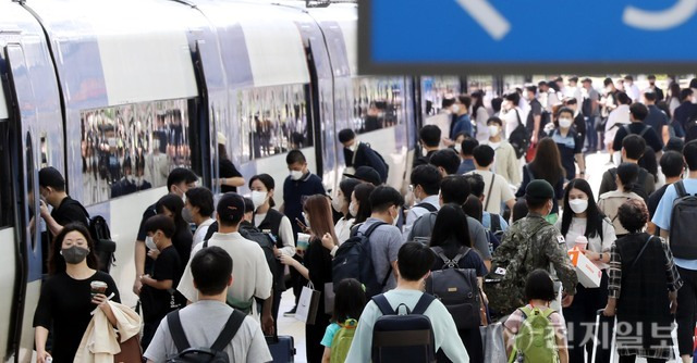 [천지일보=남승우 기자] 추석 귀성 행렬이 본격적으로 시작된 9일 서울역이 귀성객들로 붐비고 있다. ⓒ천지일보 2022.09.09