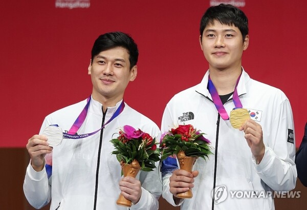 2022 항저우 아시안게임 펜싱 남자 사브르 개인전에서 금메달을 차지한 오상욱(오른쪽)과 은메달을 차지한 구본길이 25일 중국 항저우 전자대학 체육관에서 열린 메달 시상식에서 메달을 들고 기념 촬영을 하고 있다. 2023.9.25 (출처: 연합뉴스)