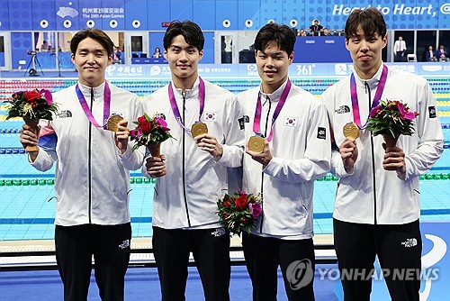 (항저우=연합뉴스) 양재훈, 이호준, 김우민, 황선우가 25일 중국 항저우 올림픽 스포츠센터 수영장에서 열린 2022 항저우 아시안게임 수영 남자 800m 계영 결승 시상식에서 금메달을 획득한 뒤 환호하고 있다. 2023.9.25
