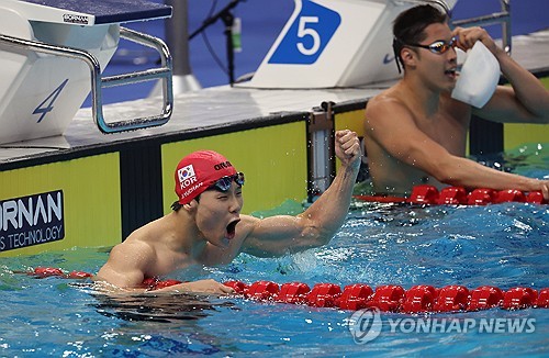 (항저우=연합뉴스) 지유찬이 25일 중국 항저우 올림픽 스포츠센터 수영장에서 열린 2022 항저우 아시안게임 수영 이틀째, 남자 자유영 50ｍ 결승에서 1위로 결승점을 찍으며 금메달을 확정한 뒤 기뻐하고 있다.