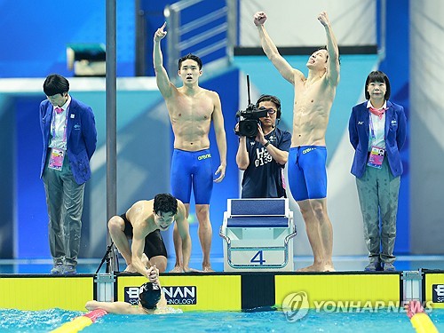 (항저우=연합뉴스) 황선우, 김우민, 이호준, 양재훈가 25일 중국 항저우 올림픽 스포츠센터 수영장에서 열린 2022 항저우 아시안게임 수영 이틀째, 남자 800m 계영 결승에서 금메달을 획득한 뒤 기뻐하고 있다. 2023.9.25