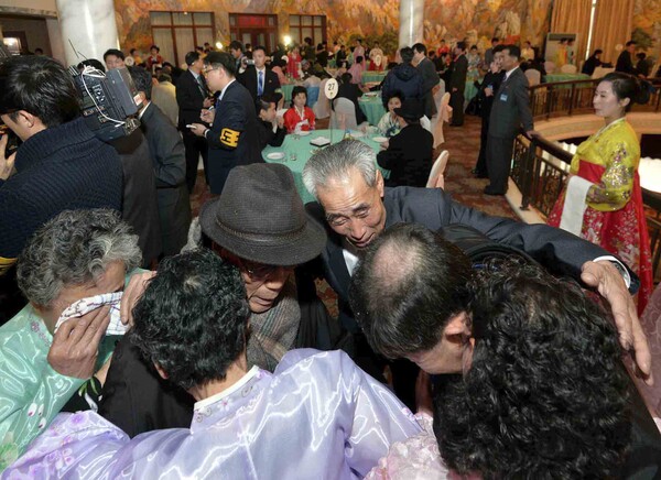 지난 2014년 2월 20일 오후 북한 강원 고성 금강산 호텔에서 제19차 이산가족 단체상봉이 열리고 있다. (출처: 뉴시스)