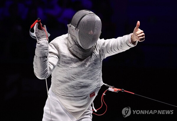 28일 중국 항저우 전자대학 체육관에서 열린 19회 항저우 아시안게임 펜싱 남자 사브르 단체 결승전에서 한국 구본길이 득점 후 환호하고 있다. 2023.9.28 (출처: 연합뉴스)