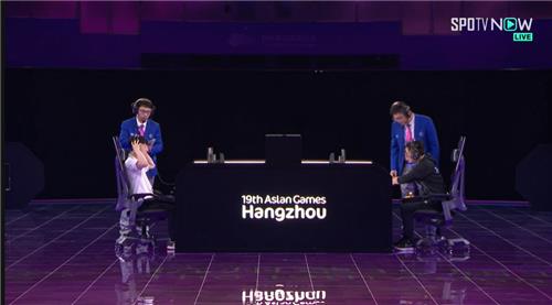 결승전 시작 전 준비하는 김관우(왼쪽)와 대만의 샹여우린. (출처:연합뉴스)