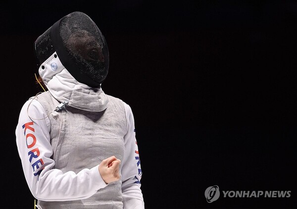 28일 중국 항저우 전자대학 체육관에서 열린 19회 항저우 아시안게임 펜싱 여자 플뢰레 단체 결승전에서 홍세나가 득점한 뒤 환호하고 있다. 2023.9.28 (출처: 연합뉴스)