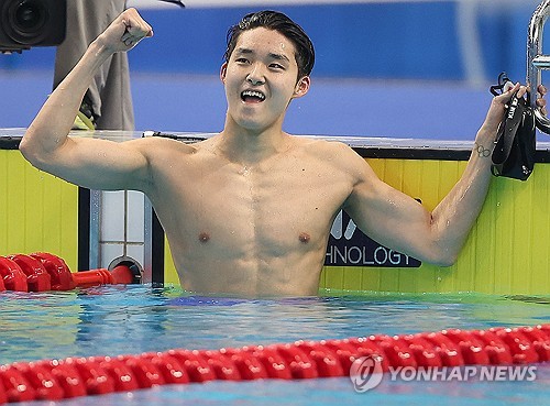 28일 중국 항저우 올림픽 스포츠센터 수영장에서 열린 2022 항저우 아시안게임 수영 남자 자유형 800ｍ 결승에 출전한 김우민이 금메달을 확정지은 뒤 환호하고 있다. (출처: 연합뉴스)