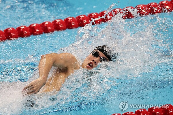 28일 중국 항저우 올림픽 스포츠센터 수영장에서 열린 2022 항저우 아시안게임 수영 남자 자유형 800ｍ 결승에 출전한 김우민이 역영하고 있다. (출처: 연합뉴스)