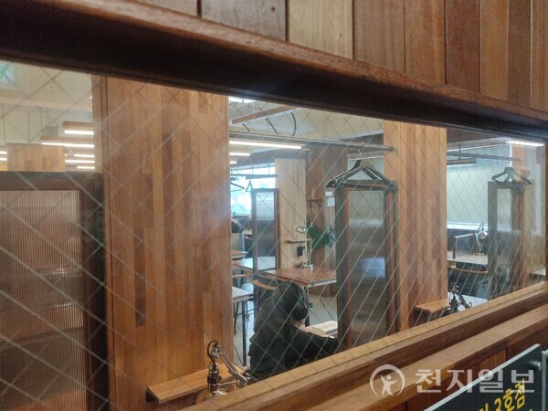 서울 노량진의 한 스터디카페에서 한 수험생이 공부를 하고 있는 모습. ⓒ천지일보 2023.09.29.