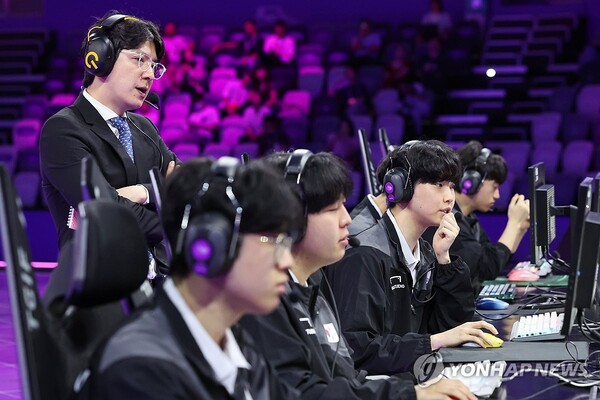 (항저우=연합뉴스) 29일 중국 저장성 항저우 e스포츠 센터에서 열린 제19회 항저우 아시안게임 e스포츠 리그 오브 레전드(LoL) 결승에서 한국 선수들과 김정균 감독이 대만과의 2세트를 준비하고 있다. 2023.9.29