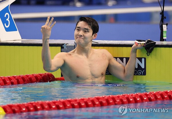 29일 중국 항저우 올림픽 스포츠센터 수영장에서 열린 19회 항저우 아시안게임 수영 남자 자유형 400m 결승에서 김우민이 금메달 확정 후 기뻐하고 있다. (출처: 연합뉴스)