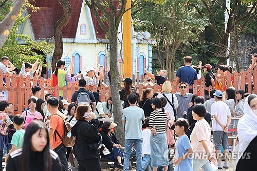 추석 연휴 셋째 날인 30일 오후, 대전 중구에 위치한 테마파크 대전오월드에 나들이객이 붐비고 있다. (출처:연합뉴스)