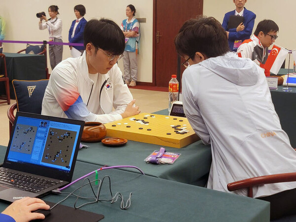 아시안게임 바둑 남자단체전 4라운드 신진서(왼쪽) 9단vs커제 9단. 2023.09.30. (출처: 뉴시스)