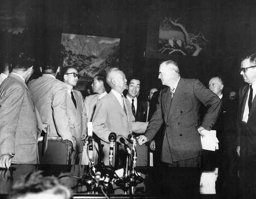 (출처: 연합뉴스) 사진은 한미상호방위조약 가조인한 이승만 대통령과 델레스 미국 국무장관이승만 대통령이 1953년 8월 8일 델레스 미국 국무장관과 한미상호 방위조약에 가조인했다.
