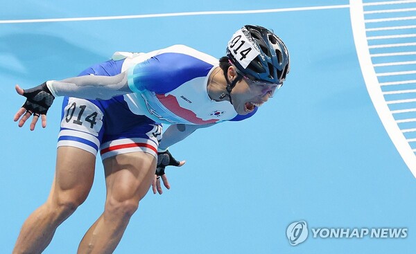 1일 중국 항저우 첸탕 롤러스포츠 센터에서 열린 19회 항저우 아시안게임 롤러스케이트 남자 스피드 스케이트 1000m 결승에서 금메달을 획득한 최광호가 1위로 결승선을 통과한 뒤 환호하고 있다. (출처: 연합뉴스)