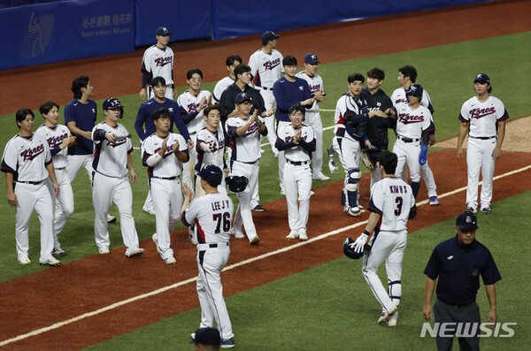 [항저우=뉴시스] 1일 중국 항저우 샤오싱 야구장에서 열린 2022 항저우 아시안게임 야구 B조 조별리그 대한민국 대 홍콩의 경기에서 10대0으로 승리한 대한민국 선수들이 기뻐하고 있다. 이날 대한민국은 8회초 10점차이 콜드게임으로 승리했다.