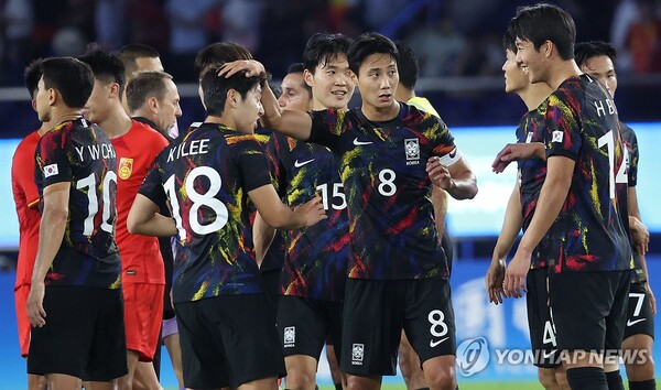 1일 중국 항저우 황룽 스포츠센터 스타디움에서 열린 2022 항저우 아시안게임 남자 축구 8강전 중국과의 경기. 2-0으로 승리한 한국 선수들이 기뻐하고 있다. (출처: 연합뉴스)
