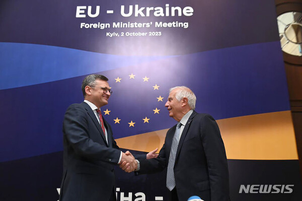 [키이우=AP/뉴시스] 드미트로 쿨레바(왼쪽) 우크라이나 외무장관과 호세프 보렐 유럽연합(EU) 외교안보 고위대표가 2일(현지시간) 우크라이나 키이우에서 열린 비공식 EU 외무장관 회담 개막식에서 악수하고 있다. 2023.10.02.